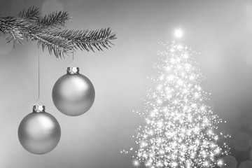 Silberne Weihnachtskugeln vor silbernem Hintergrund