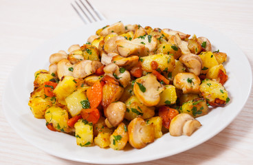 Fried potato with mushrooms