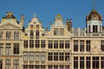 Fototapeta na wymiar Bruxelles, Grand-Place, Façades avec décorations dorées