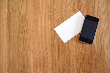 Schreibtisch Eiche mit Papier und Smartphone