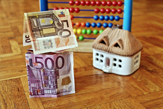 banconote di euro che formano una casetta che ricordano gli investimenti familiari