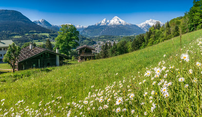 Fototapeta premium Idyllic landscape in the Alps with traditional mountain lodge in springtime