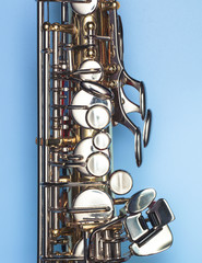 Obraz premium A saxophone on a clean blue background