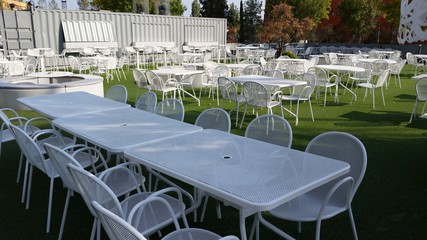 Tables et chaises blanches