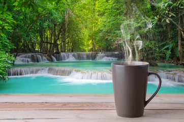 Foto auf Acrylglas Cafe Kaffeetasse mit Rauch auf Wasserfallhintergrund