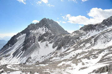 Fototapeta na wymiar Yulong Snow Mountain