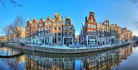 Foto op Aluminium Mooie vroege ochtend winterpanorama van de Unesco werelderfgoed stadsgrachten van Amsterdam, Nederland. © dennisvdwater