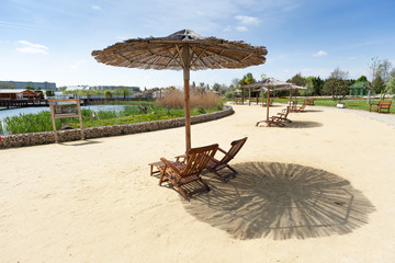 Sonnenliegen mit Sonnenschirm