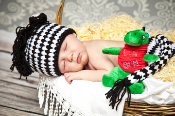 kleines Baby mit dem Kuscheltier