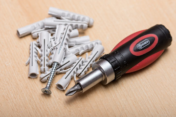 Screwdriver cross bit with plastic dowels