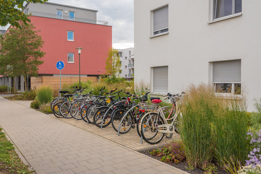 Fototapeta Fahrrad-Parkplatz und Radweg