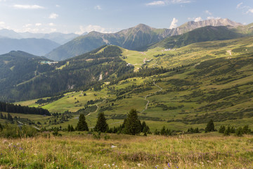 Fototapeta premium Alpage, crêtes et vallée