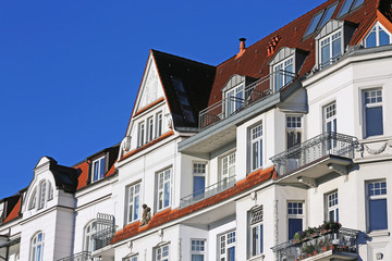 Fototapeta na wymiar Altbau mit Giebeln und Gauben