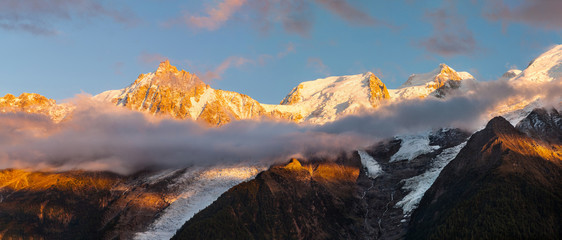 Fototapeta na wymiar coucher du soleil sur le Massif du Mont-Blanc