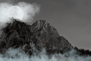 Panele Szklane Podświetlane  Alpy w pochmurną noc - czarno-białe zdjęcie