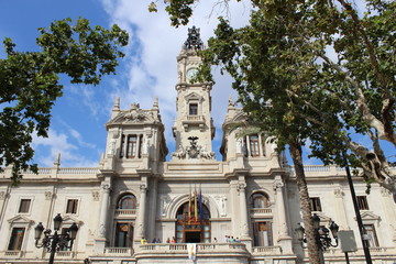 Fototapeta na wymiar Fuente y Ayuntamiento de Valencia, España