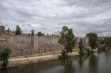 Fototapeta na wymiar Antigua muralla de la alcazaba de Mérida, España