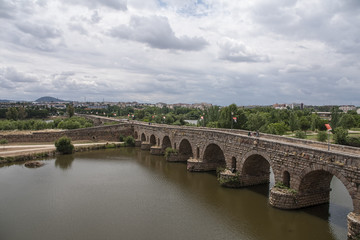 Fototapeta premium Puente romano sobre el río Guadiana a su paso por la ciudad de Mérida