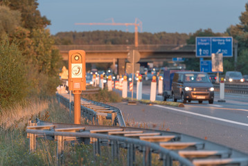 Autobahn - Notrufsäule und Baustelle