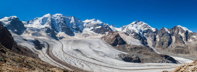 Vue panoramique sur le massif et le glacier de la Bernina
