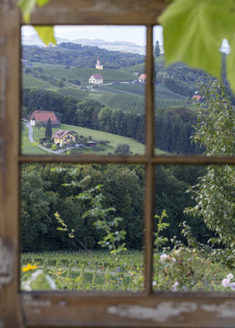Fototapeta Blick durch ein altes Fenster auf Kapelle in der Südsteiermark, Österreich
