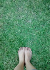Pés na grama