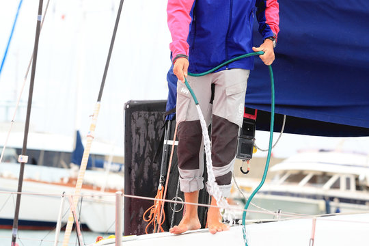 Marinai sistemano la barca a vela