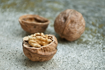 groupe de noix sur fond de pierre