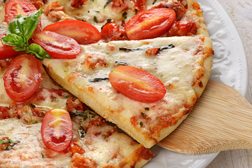 pizza ai pomodorini con basilico