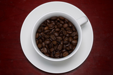 カップに入ったコーヒー豆