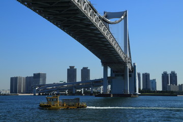 東京都港区海岸3丁目の埠頭より望むレインボーブリッジと対岸のお台場風景