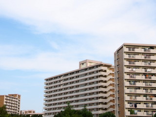 高層マンションと青空