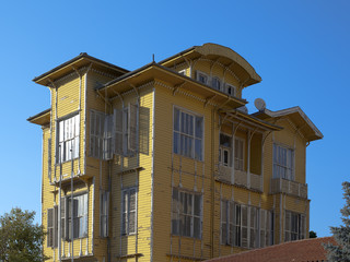 Casa de madera amarilla antigua