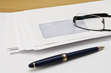 Büroalltag- Briefumschläge und Brille 