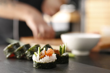 Sushi z łososiem, krewetką i ogórkiem