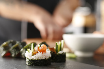 Sushi z łososiem, krewetką i ogórkiem. Futomaki