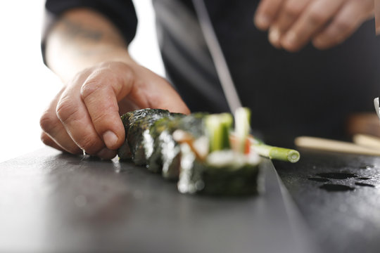Układanie sushi na talerzu.Sushi z łososiem, krewetką i ogórkiem