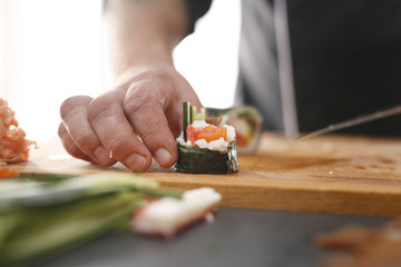 Kuchnie świata, sushi.Sushi z łososiem, krewetką i ogórkiem © Robert Przybysz