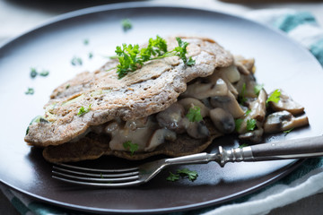 Buchweizenpfannkuchen mit Pilzragout, vegan