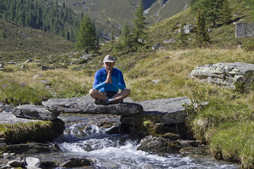 Meditation am Bergbach