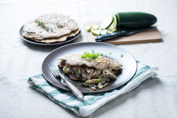 Vollkornpfannkuchen mit Rahmpilzen, vegan