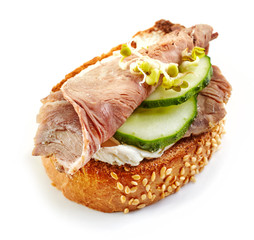 toasted bread with roast beef and cucumber