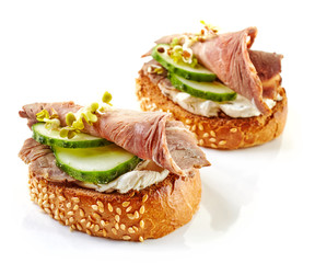 toasted bread with roast beef and cucumber
