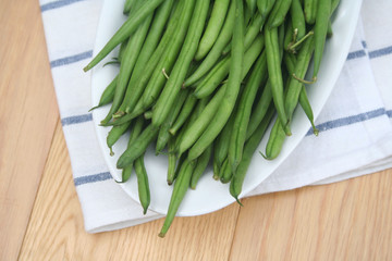 fagiolini verdi su tavolo di legno_ tegoline