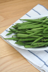 fagiolini verdi su tavolo di legno_ tegoline