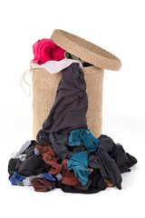 W&auml;schekorb mit bunten W&auml;sche