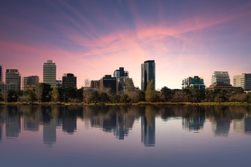 Obraz premium Shot of Melbourne from Albert Park Lake at Sunset