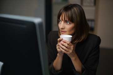 frau arbeitet lange im büro