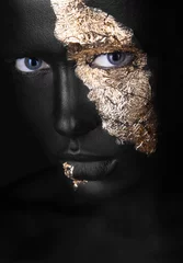Poster Im Rahmen Modeporträt eines dunkelhäutigen Mädchens mit goldenem Make-up. Schönheitsgesicht. © Kobrinphoto