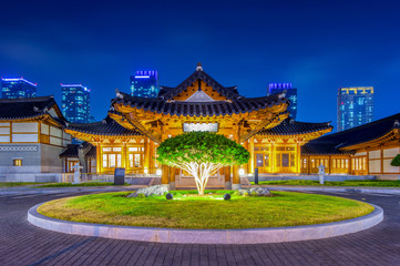 Obraz premium Traditional Korean style architecture at night in Seoul,Korea